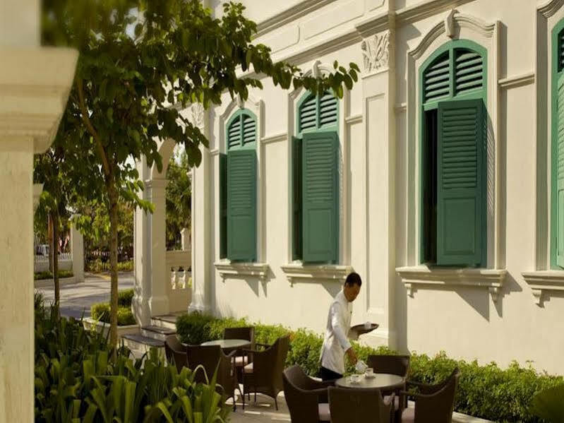 The Majestic Malacca Hotel - Small Luxury Hotels Of The World Exterior photo The hotel's courtyard